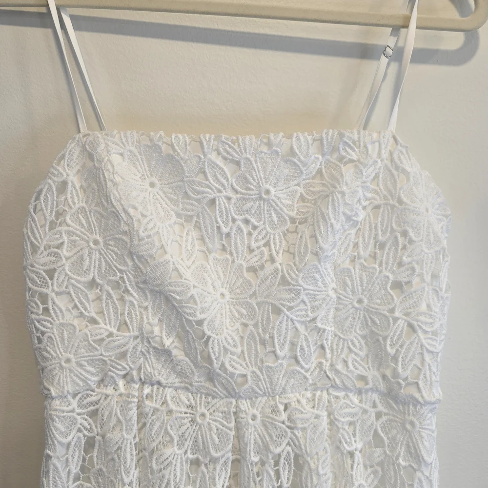 Astr White Flowery Lace Midi Dress Size Medium Nwot, Has One Very Small Flaw - Picture 7 of 16